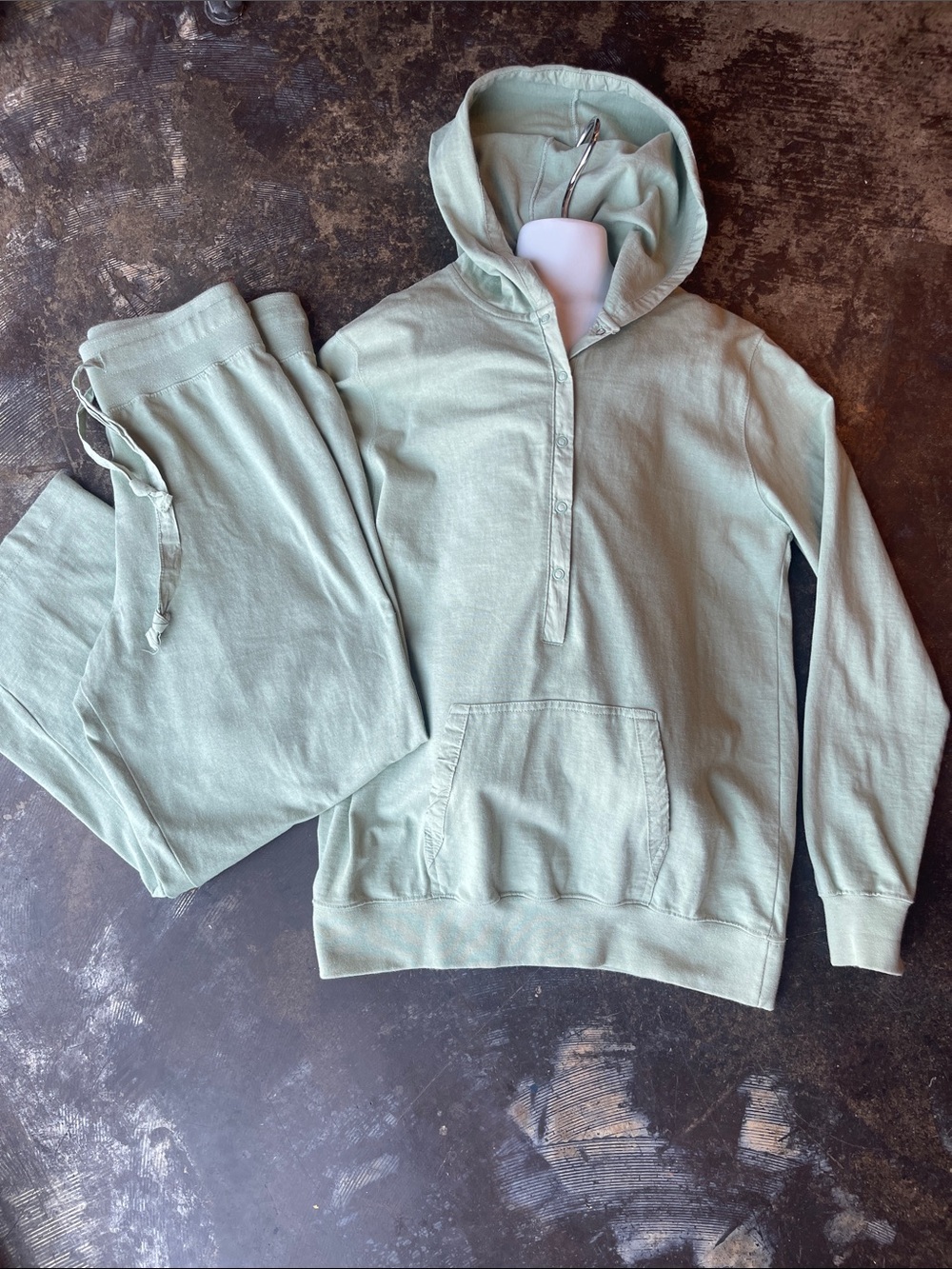 WOOLRICH put a pull over with matching drawstring  capris